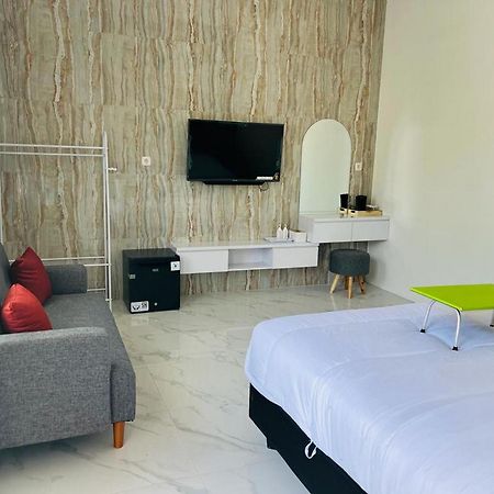 Urbanview Hotel Nimara Ngawi By Reddoorz Екстер'єр фото