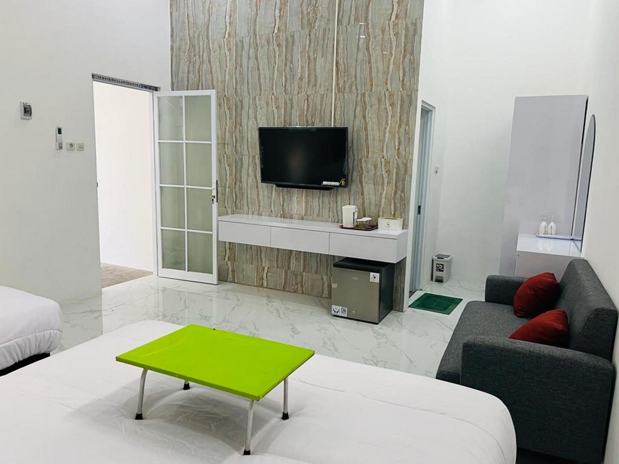Urbanview Hotel Nimara Ngawi By Reddoorz Екстер'єр фото